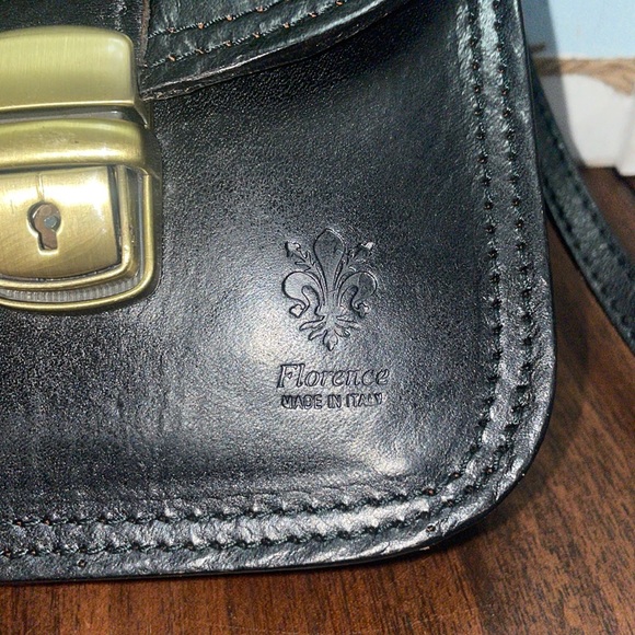 Florence Made in Italy Crossbody - Picture 3 of 10